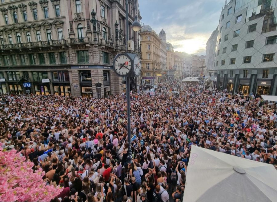 Die Wiener Innenstadt war am Donnerstag voll mit Fans von Taylor Swift.