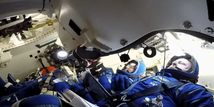 Die Nasa-Astronauten Barrry Wilmore (rechts) und Suni Williams vor ihrem Start in der Boeing-"Starliner"-Kapsel.