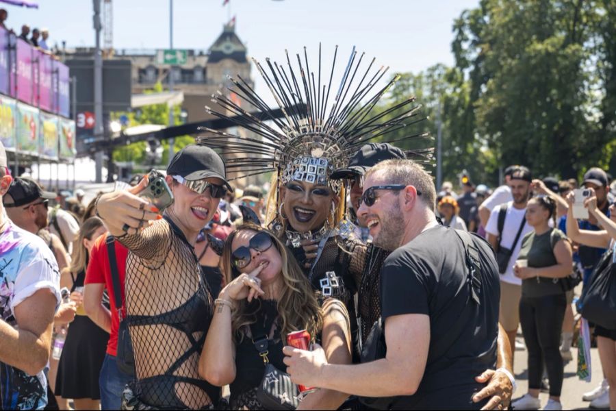 Die Raver überbieten sich mit kreativen Kostümen.