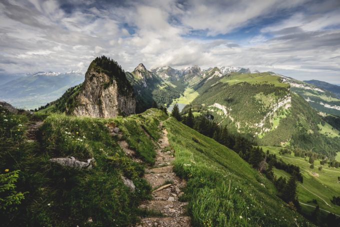 Auf dem Weg vom Hohen Kasten zur Staubern mit Blick auf den Sämtisersee. hoher kasten