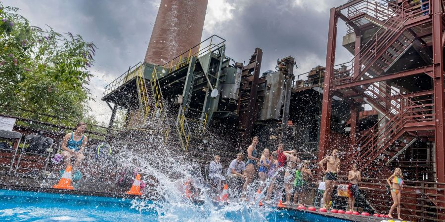 So geht eine Arschbombe. Gezeigt vor einem Jahr im Werksschwimmbad der Kokerei Zollverein (Foto Archiv).