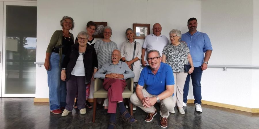 Werner Steiner (sitzend) mit Teilnehmern der Vernissage.