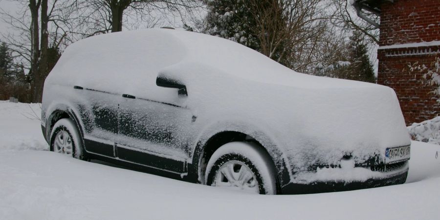 Auto eingeschneit