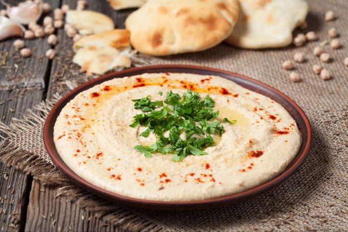 Hummus schmeckt gut und ist eine hervorragende Proteinquelle. Hummus vegan