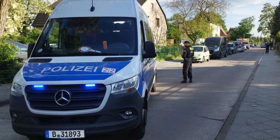 Polizisten sperren eine Strasse im Berliner Bezirk Spandau für die Ermittlungsarbeiten.