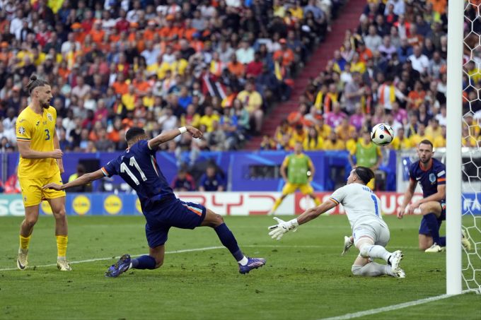 Cody Gakpo trifft zum vermeintlichen 2:0 für Rumänien – der Treffer zählt aber nicht. EM 2024 Holland Rumänien