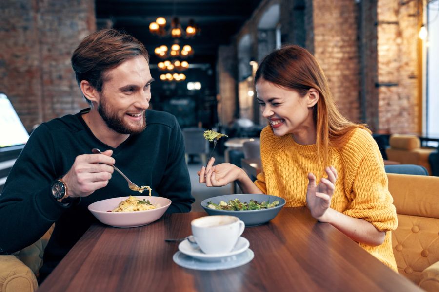 frau und mann beim date, lachen gemeinsam