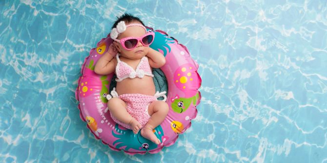 Cooles Baby entspannt im Schwimmbad