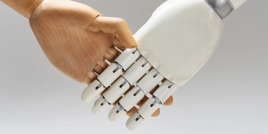 Holzpuppen- und Roboter-Hand