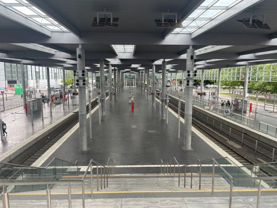 Der Bahnhof beim Stadion hat viele Gleise und eignet sich für eine unkomplizierte Anreise.