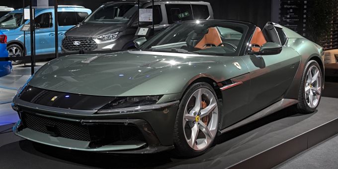 Der Ferrari 12Cilindri Spider kombiniert die atemberaubende Leistung seines V12-Saugmotors mit dem uneingeschränkten Gefühl von Freiheit unter dem Himmel. Ferrari 12Cilindri