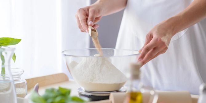 Schüssel mit Mehl