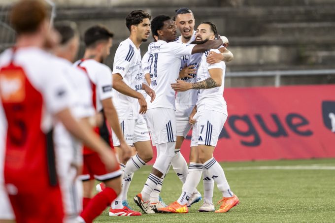 Die Spieler von Etoile Carouge feiern das Tor gegen den FC Aarau. Etoile Carouge FC Aarau