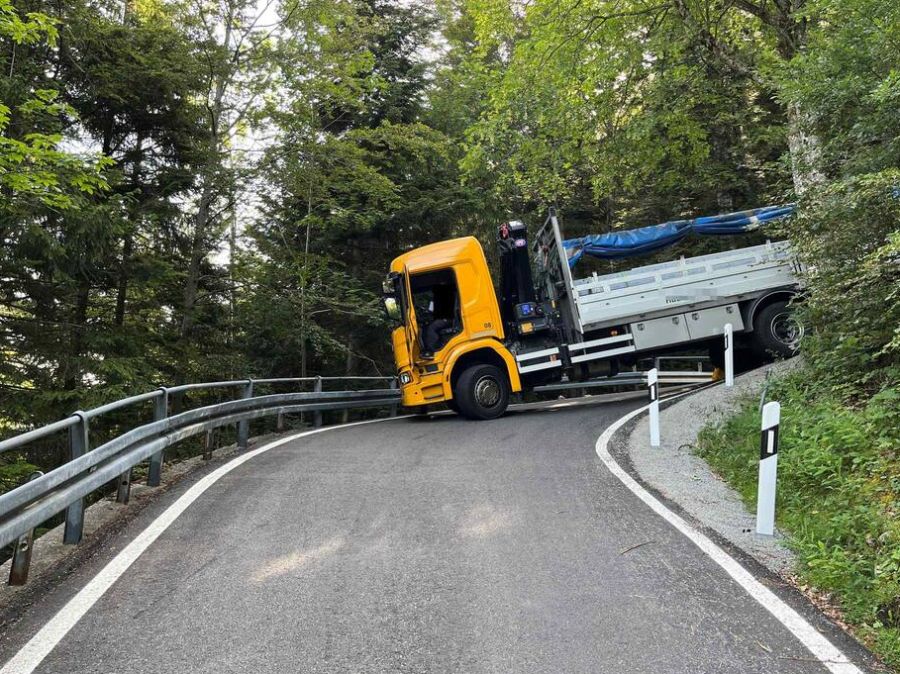 Dieser LKW verirrte sich im Juli 2023 auf die Passstrasse – und musste von Spezialisten geborgen werden.