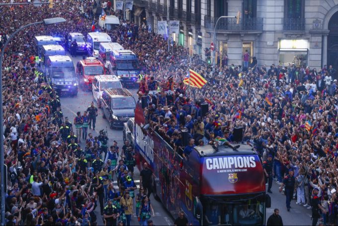 Die Stars des FC Barcelona lassen sich feiern. fc barcelona