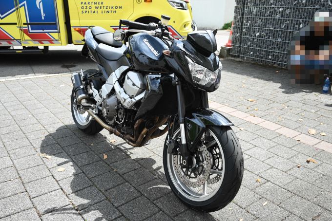 Sowohl die Autofahrerin als auch der Motorradfahrer wurden beim Unfall verletzt. Sachschade