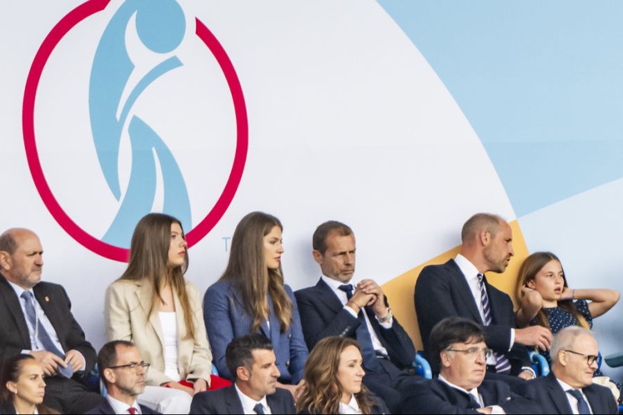Auf der Tribüne verfolgte William das Spiel gemeinsam mit seiner Tochter Prinzessin Charlotte.