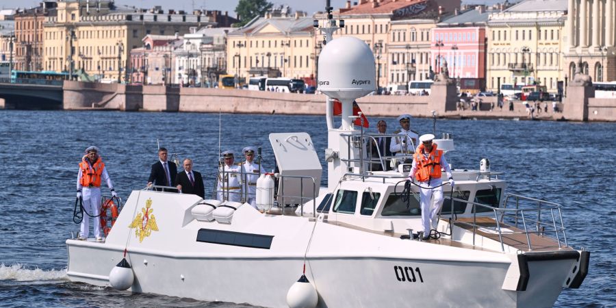 Putin auf Schiff