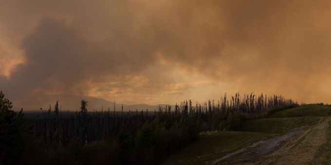 Der Rauch eines Waldbrandes hängt in der Luft über dem Highway 97 (British Columbia). kanada rauch