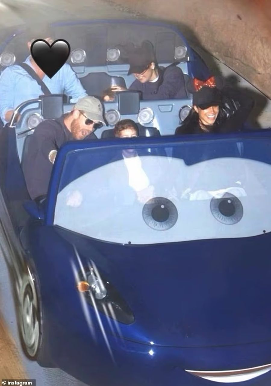 Meghans und Harrys Kinder hatten auch Spass auf einigen Fahrgeschäften im Vergnügungspark, wie zum Beispiel Dumbo, dem fliegenden Elefanten und der Cars-Fahrt.