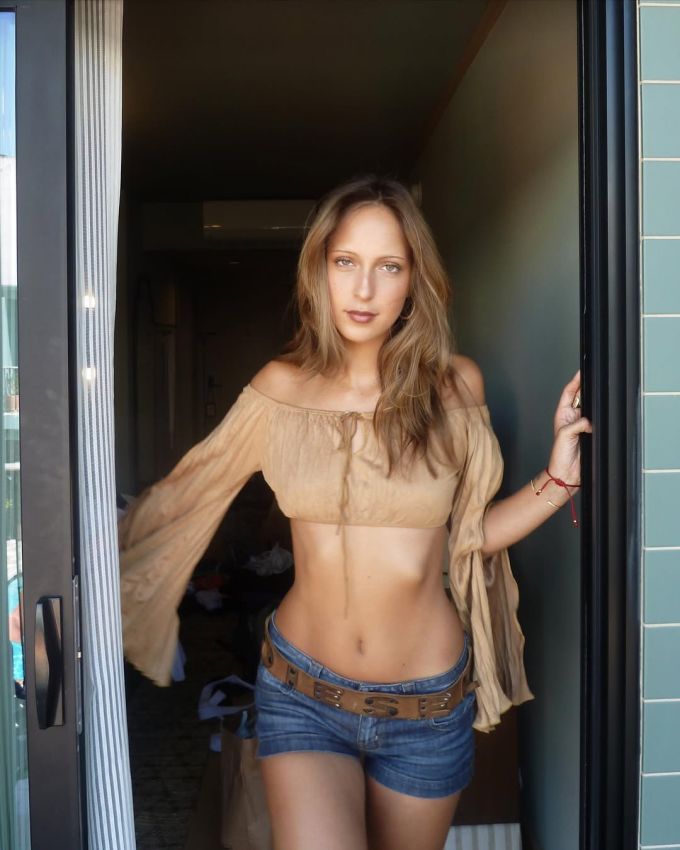Die Halbschwester von Gigi und Bella Hadid möchte in der Modebranche Fuss fassen, auf Social Media modelt sie auch. Bella Hadid