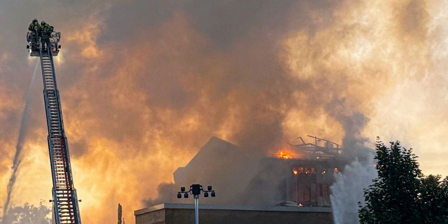 Die Flammen konnten über Stunden nur von aussen bekämpft werden.