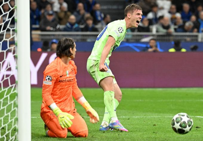 Dani Olmo köpft den Ball an Yann Sommer vorbei. Champions League