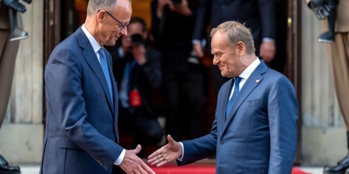 Herzliche Begrüssung – Bundeskanzler Merz zum Antrittsbesuch in Warschau. Merz und Tusk