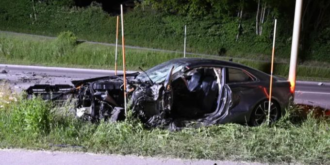 Aesch b. Neftenbach ZH – Autolenker (19) bei Unfall schwer verletzt. Neftenbach ZH
