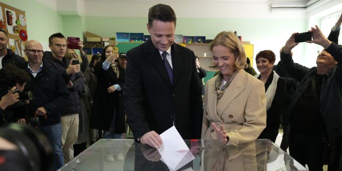 Der Präsidentschaftskandidat, Warschaus Bürgermeister und Mitglied der regierenden bürgerlichen Koalition Rafal Trzaskowski und seine Frau Malgorzata Trzaskowska geben ihre Stimmen in einem Wahllokal in Warschau ab. Präsidentschaftskandidat
