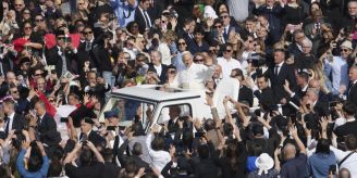 Vor Amtseinführung - Papst im offenen Gefährt auf dem Petersplatz Vor Amtseinführung - Papst im offenen Gefährt auf dem Petersplatz