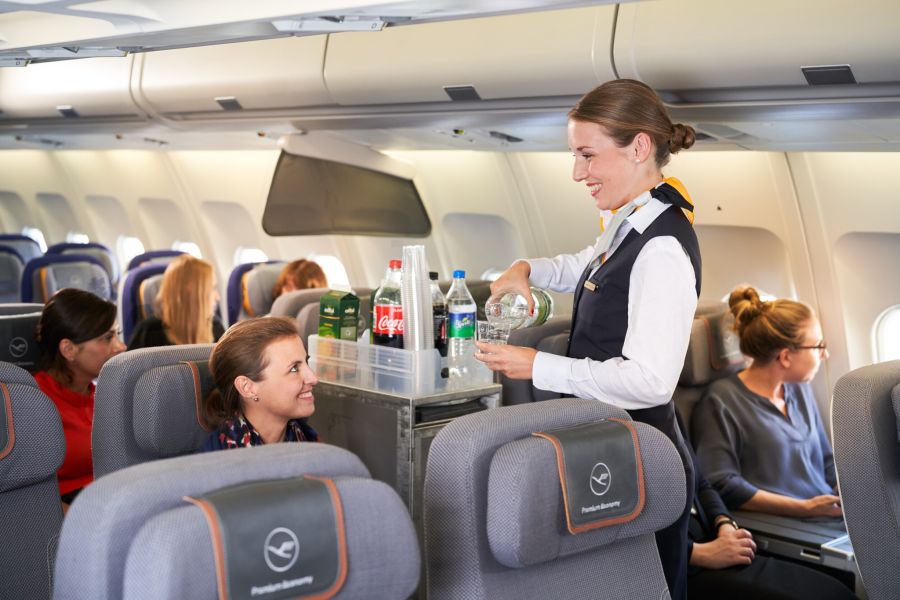 Bei anderen Airlines ist ein Kaffee-Verbot kein Thema.