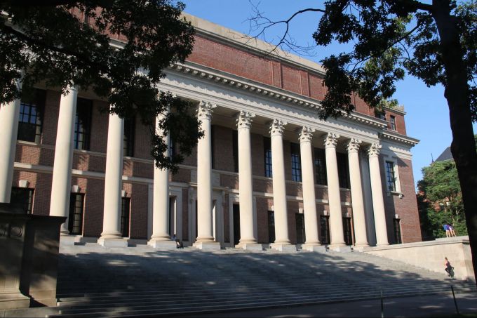 Die renommierte Harvard-Uni stellt sich dem Kurs der Trump-Regierung entgegen. (Archivbild) Campus der Universität Harvard