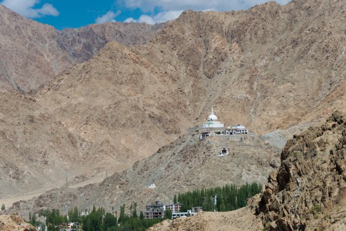Kaschmir ist eine Region im Himalaya, die sich über Indien, Pakistan und China erstreckt. kaschmir