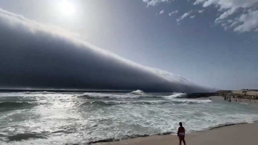 Rollwolken bilden sich, wenn warme auf kalte Luft trifft und spezielle Windschichtungen vorhanden sind.