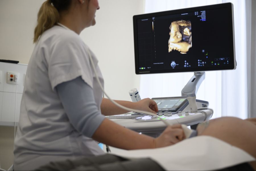 Frauen beim Ultraschall