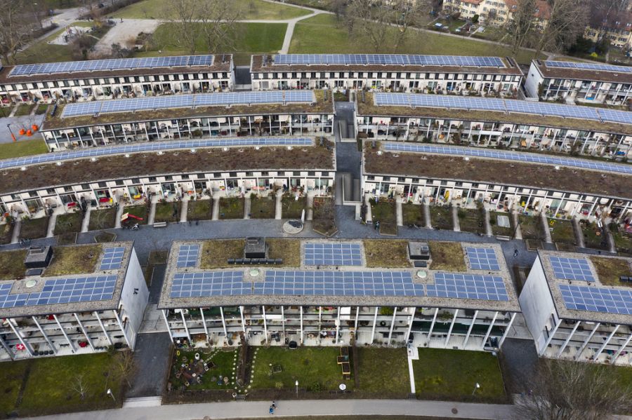 Eine Photovoltaik-Anlage auf den Dächern der Genossenschafts-Siedlung Grünmatt, fotografiert am 9. März 2021 in Zürich.