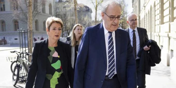 Karin Keller-Sutter und Guy Parmelin sind nach Washington gereist. keller-sutter