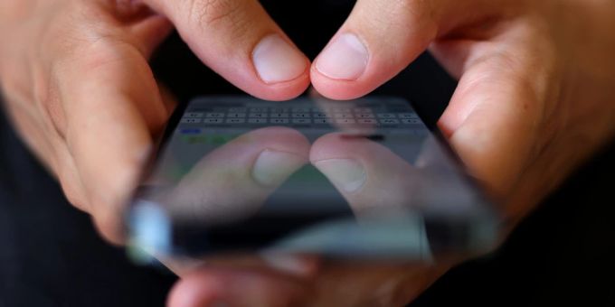 Ein Jugendlicher tippt auf einem Smartphone eine Whatsapp-Nachricht. Whatsapp Smartphones