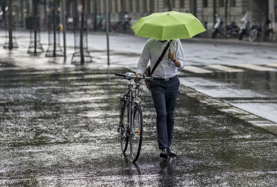 Auch am Sonntag ist mit Regenschauern zu rechnen. (Symbolbild)