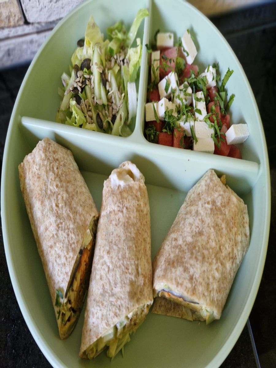 Für das Paar zaubert die Nachbarin etwa Gemüsewraps mit Wassermelone und Feta-Salat auf den Teller.