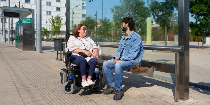 Die Bushaltestelle «Buechstrasse Ost» wird barrierefrei umgebaut. (Symbolbild) Bank Rollstuhl Menschen Bushaltestelle