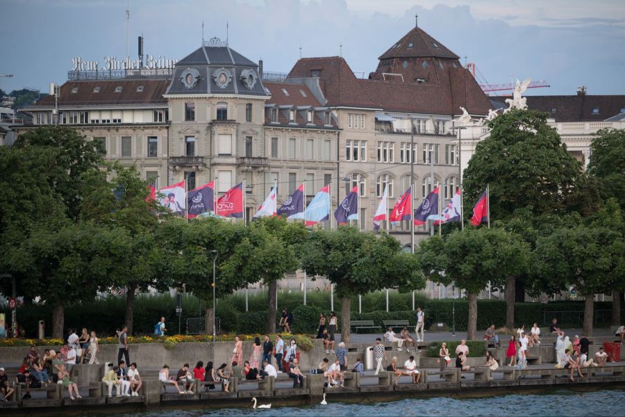 Die EM-Fahnen wehen am Ufer des Zürichsees. (Archivbild)