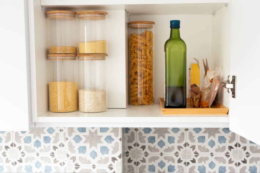 Trockene Lebensmittel und Olivenöl in einem Schrank