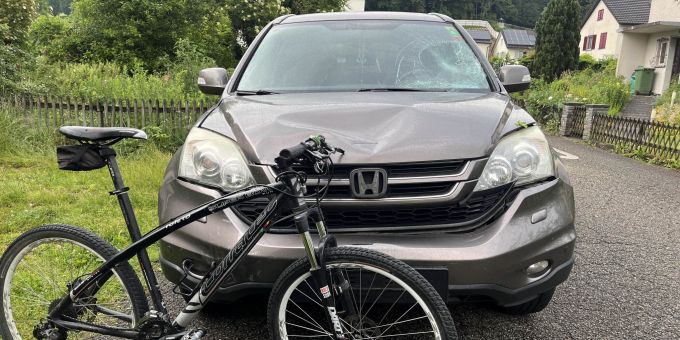 In Rapperswil sind ein Velofahrer und ein Auto kollidiert. Kollision in Rapperswil