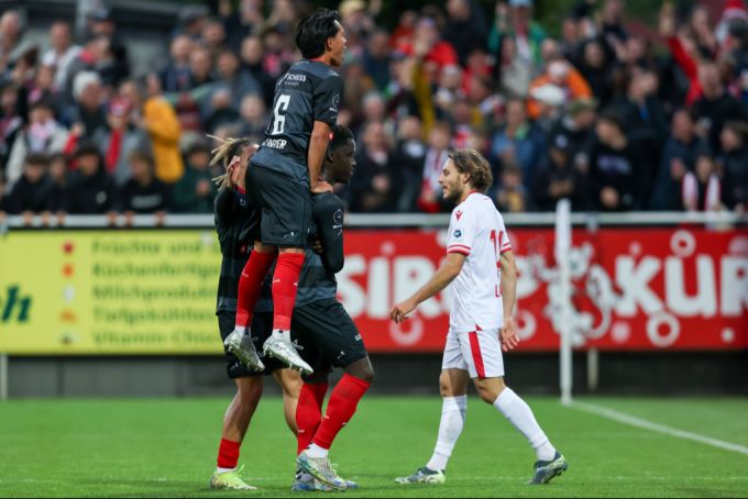 Der FC Winterthur bejubelt den Führungstreffer von Gomis. FC Winterthur