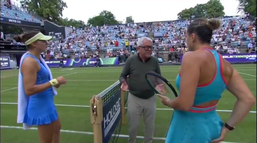 Hier diskutieren Rebeka Masarova (links) und Aryna Sabalenka mit dem Schiedsrichter.