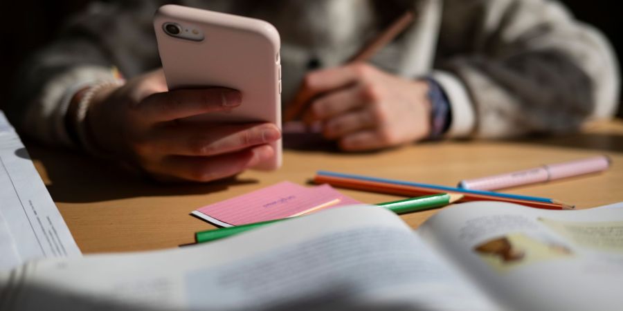 An den Nidwaldner Volksschulen dürfen Mobiltelefone und weitere digitale Geräte ab dem neuen Schuljahr nur noch zu Unterrichtszwecken oder im Notfall benutzt werden. (Symbolbild)
