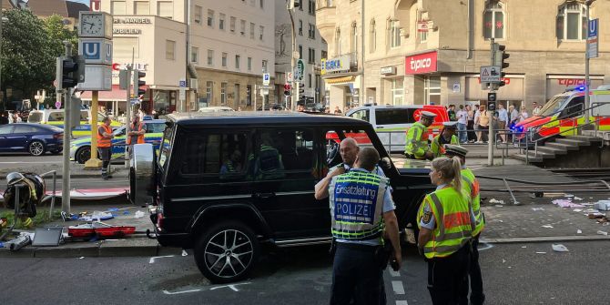 Auto fährt in Personengruppe