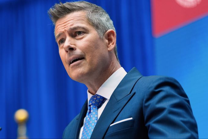 Verkehrsminister Duffy plant die Modernisierung des Flugsicherheitssystems. newark